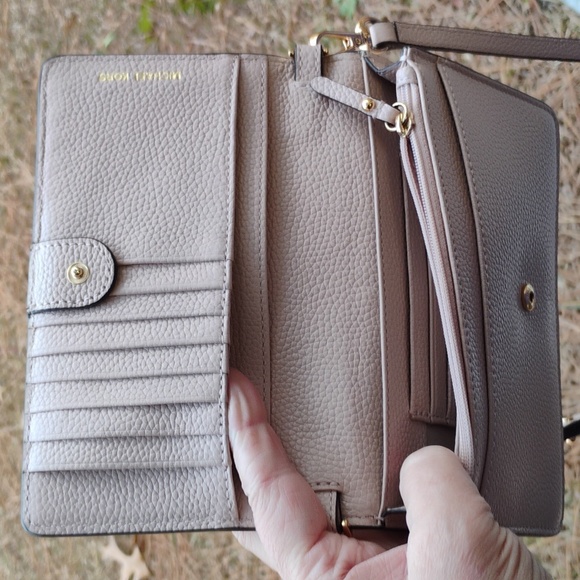 Michael Kors cell phone crossbody wallet on a chain Euc - Picture 2 of 6